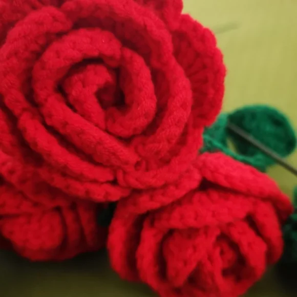 Hand-hooked red rose - Picture 2 of 5